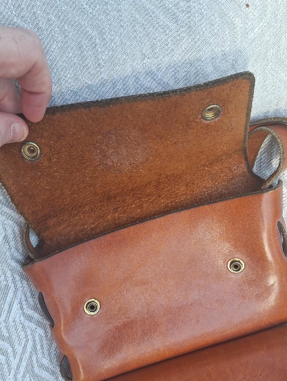 LEATHER ARTISTIAN Vintage Two-Compartment Tan Leather. Crossbody Bag - Picture 12 of 16